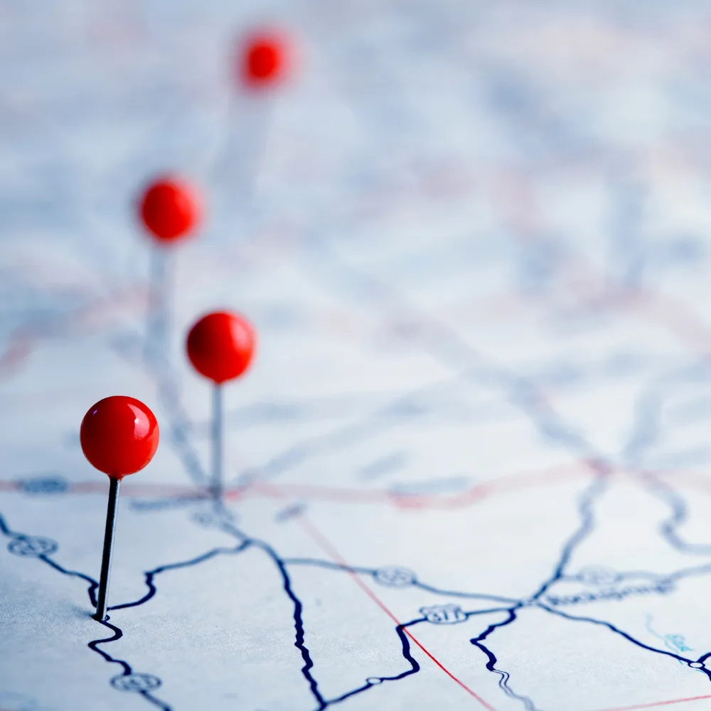 Carte avec épingles rouges indiquant arrêts, lignes et itinéraires Envibus à Antibes.