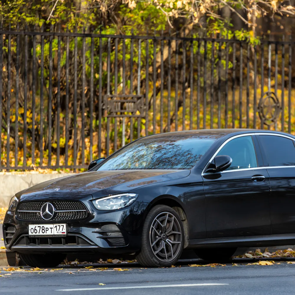 Chauffeur privé Antibes – Mercedes berline noire.